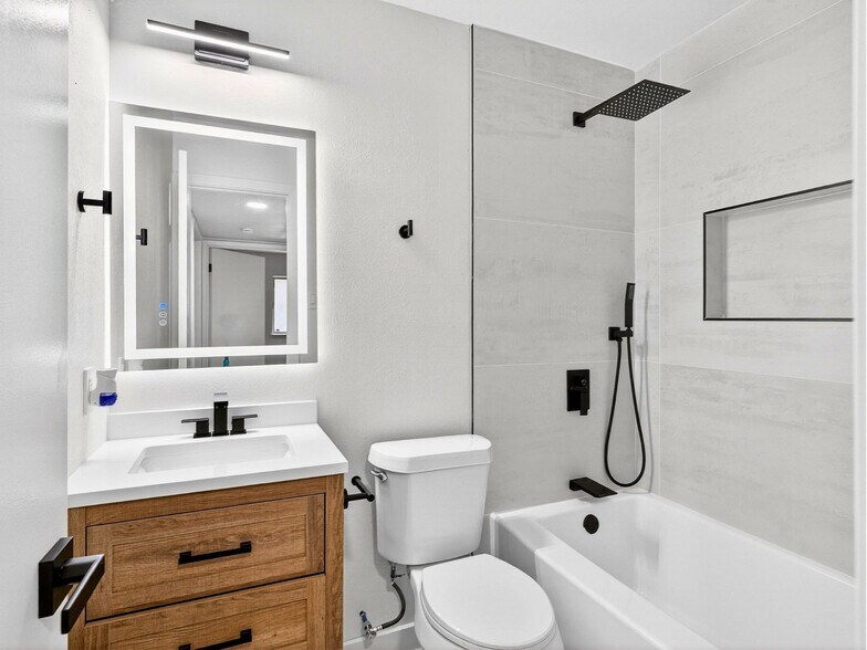 Building Photo - 709 Brookview Dr