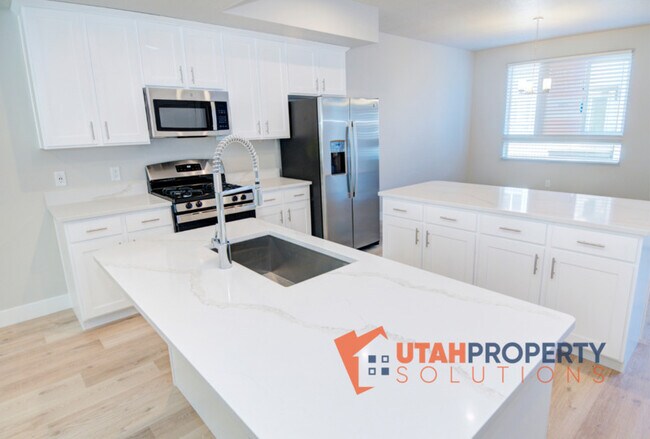 Building Photo - 982 W 380 S