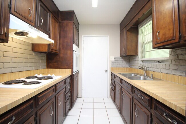 Building Photo - Flexible 3BR Home with Bonus Room, Covered Patio & Fully Fenced Yard