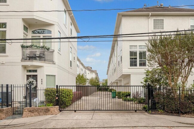 Building Photo - 3930 Blossom St
