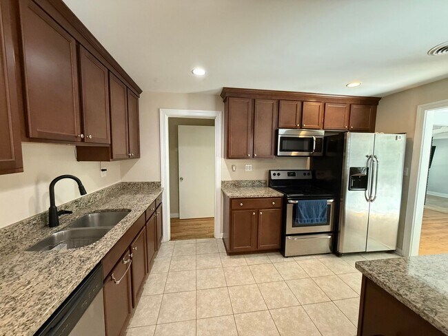 Building Photo - Spacious Updated Ranch in West Oak Forest