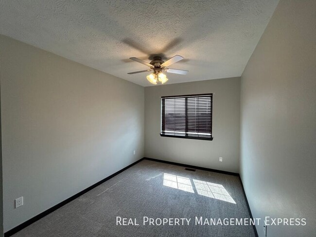 Building Photo - 3 Bedroom 2.5 Bathroom Townhome