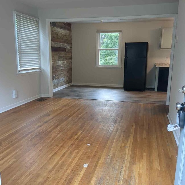 Building Photo - 493 Westcrest Dr