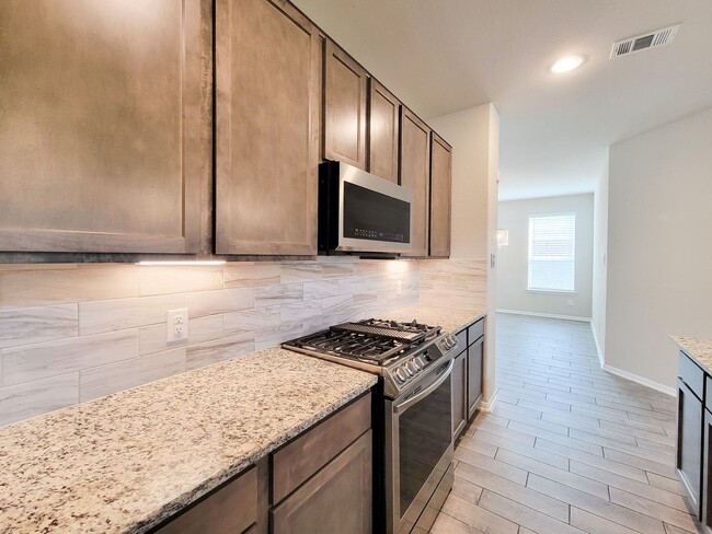 Building Photo - Live comfortably in this stunning Lake Rid...
