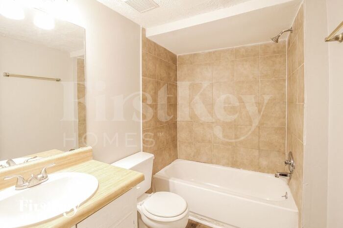 Building Photo - 634 Woodsong Ln