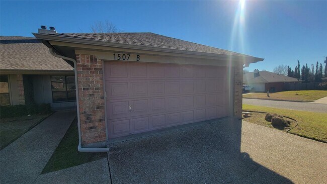 Building Photo - Discover this inviting 3 bedroom, 2 bathroom rental nestled in Cleburne, Texas, offering a spacio...