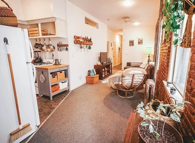 Building Photo - 1872 Commonwealth Ave