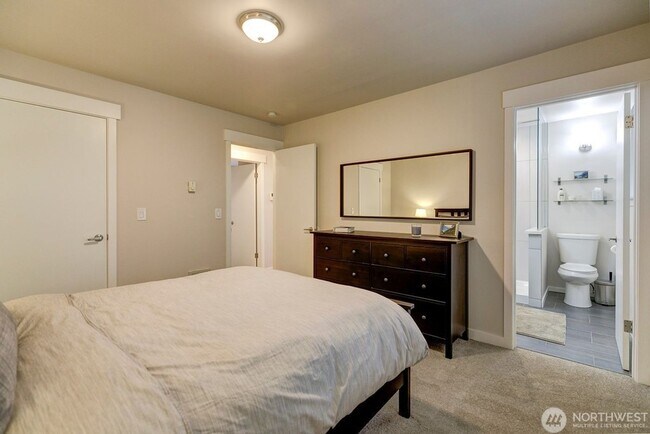 Building Photo - Stunning 4BR/2.5BA Home in Lake Forest Park ?