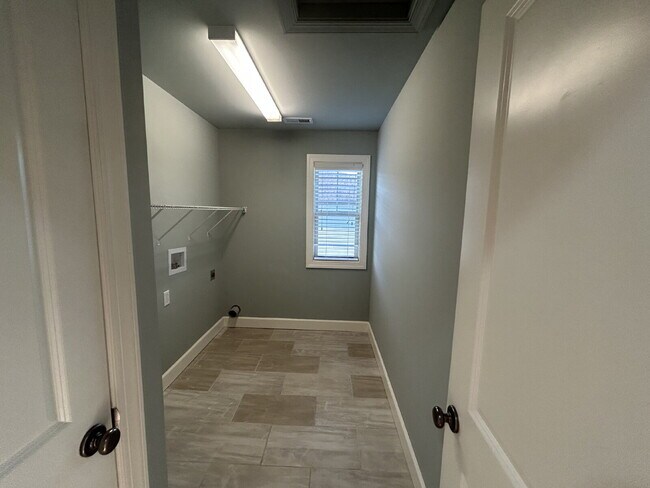 Building Photo - 3-BEDROOM, 2.5-BATH TOWNHOUSE AVAILABLE IN COOPER SQUARE