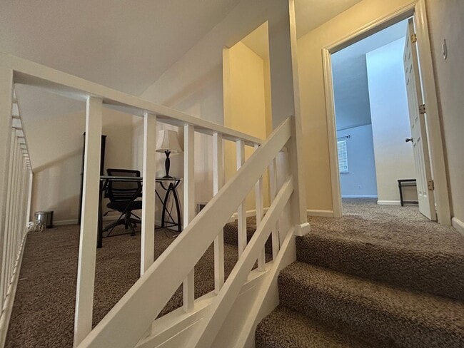 Building Photo - 3 Bed / 2.5 Bath – Steps from Doak Campbell Stadium – Only $1,800!