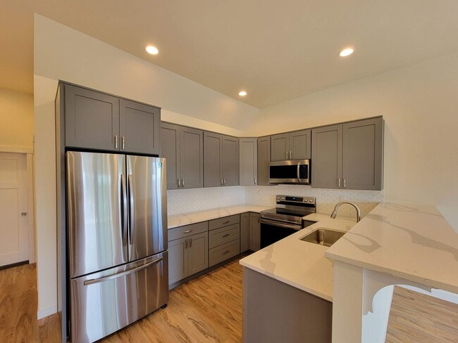Building Photo - Remodeled, bright and spacious 3 bed close to ferries and base