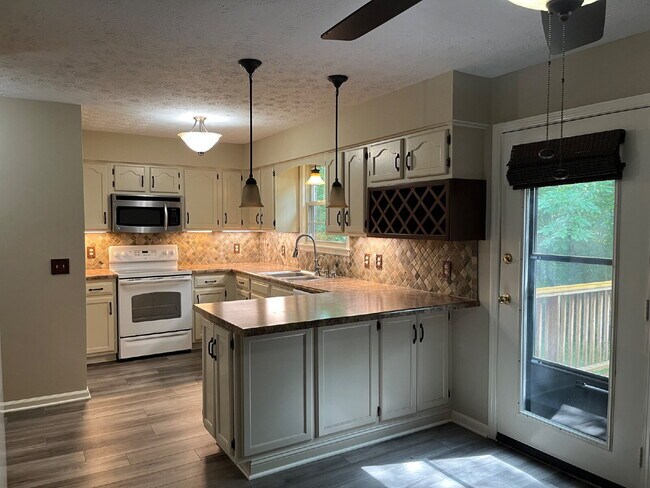 Building Photo - "Charming 2-Bed, 2.5-Bath Townhouse Retreat in Nashville - 1,242 Sq. Ft. of Comfort!" Lawn Care I...