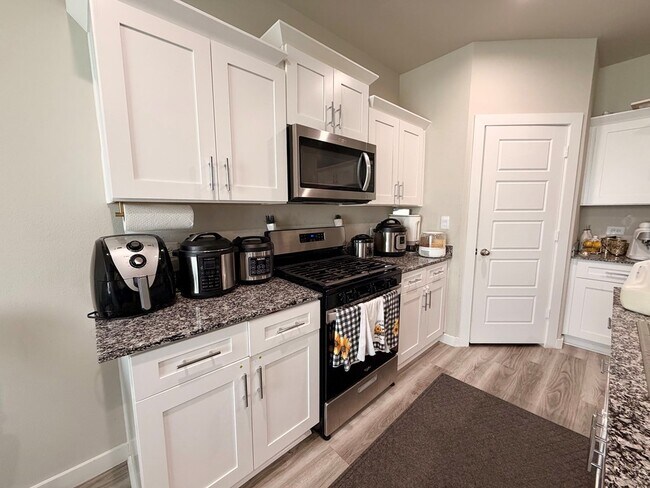 Building Photo - 6400 Bluebell Dr