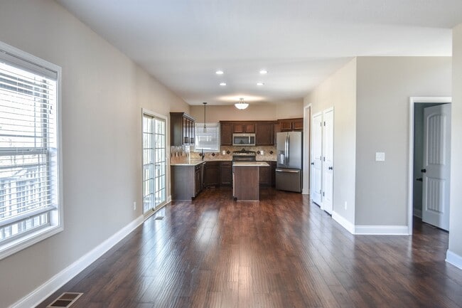 Building Photo - Dog Friendly Three Bedroom in Rossview!