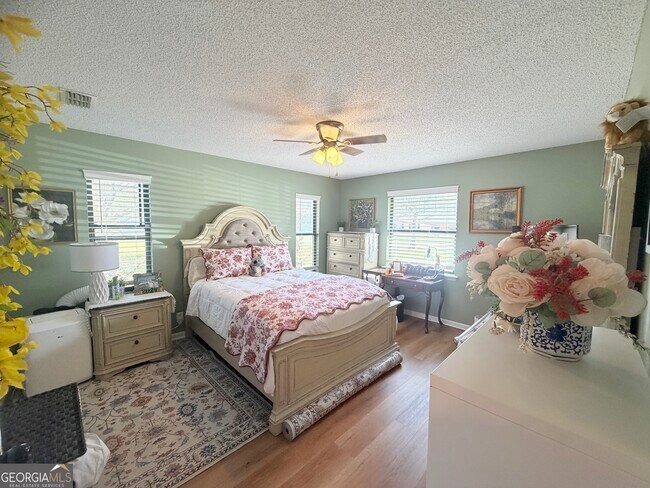 Building Photo - 130 N Woodvalley Dr