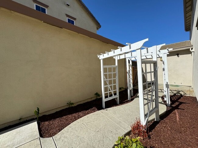 Building Photo - Luxurious 4-Bedroom Home in Gilroy’s Weste...