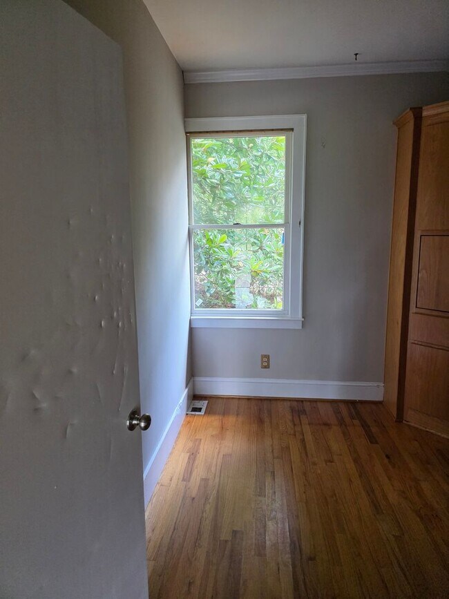 Building Photo - 2BR/2BA Cottage