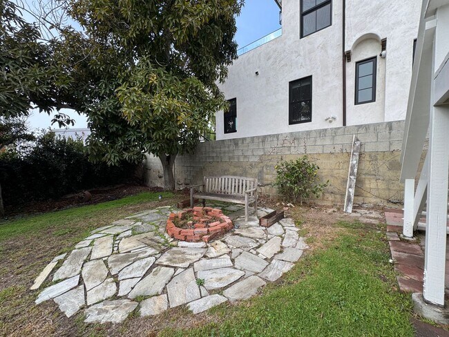 Building Photo - Stunning 2 Bedroom and 2 Bathroom Back House Available Now!