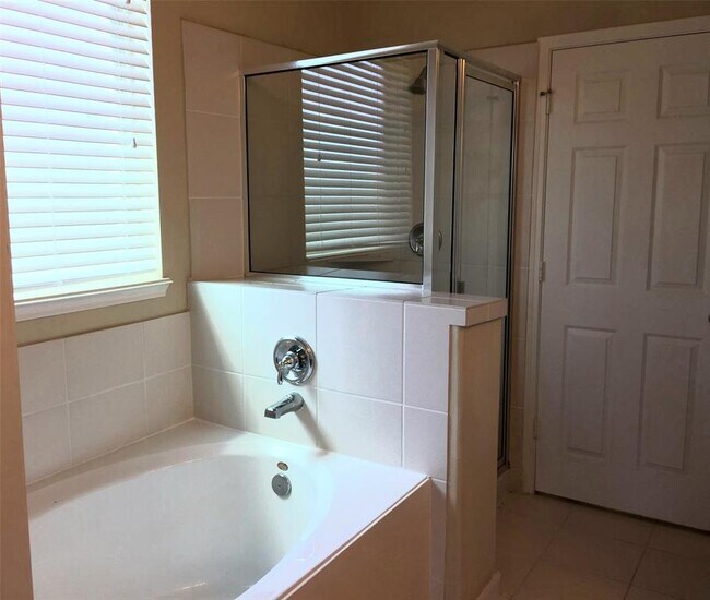 Building Photo - 15610 Whisper Woods Dr