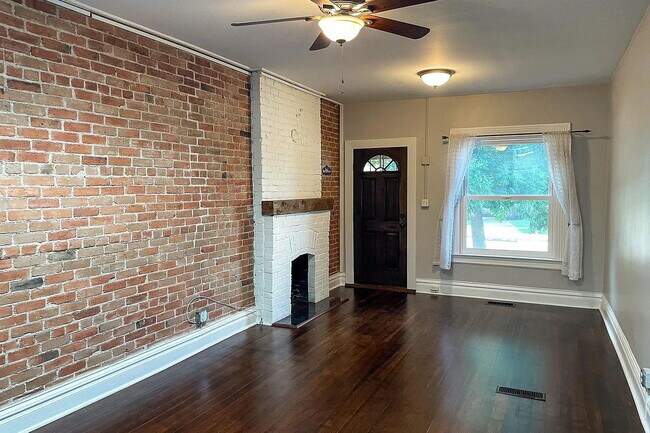 Building Photo - Cozy 1-Bedroom Townhouse Retreat with Granite Touches & Hardwood Elegance in Denver!