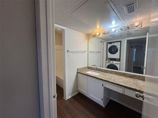 Building Photo - 10555 Turtlewood Ct