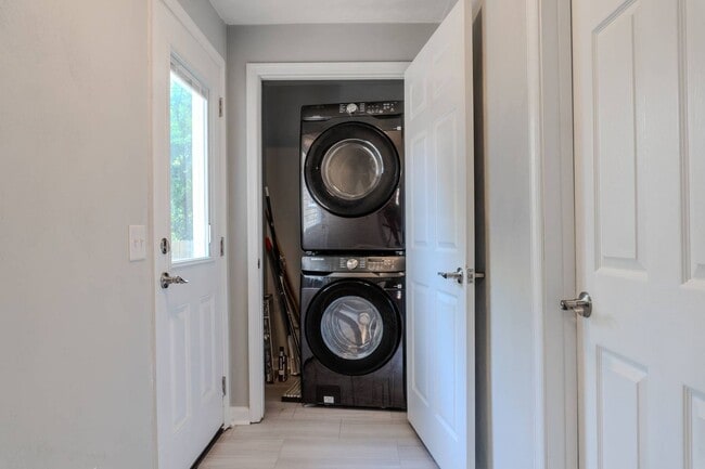 Building Photo - Charming Portsmouth Home with Spacious Backyard