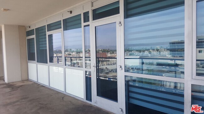 Building Photo - 3785 Wilshire Blvd