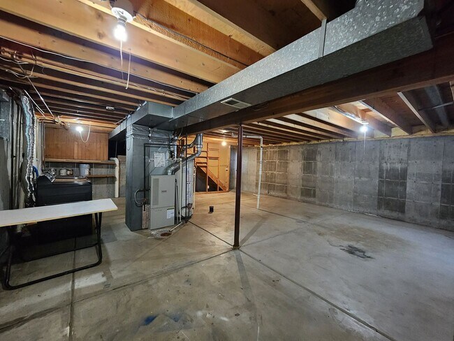 Building Photo - Beautiful 4 Bedroom Home on Cul Du Sac Wit...