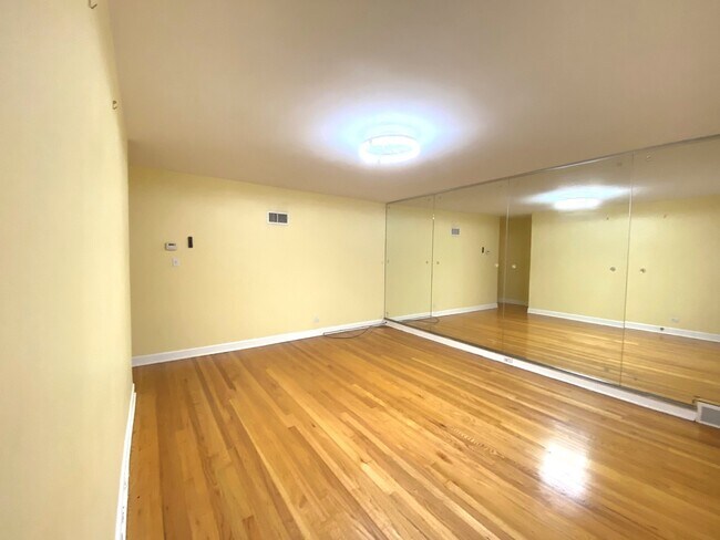 Building Photo - 2830 W Summerdale Ave