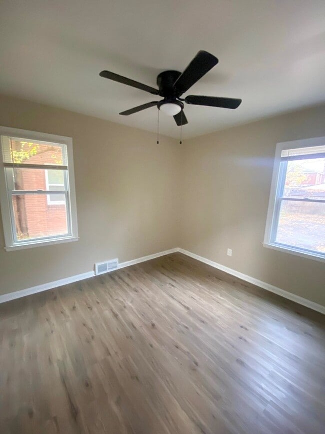 Building Photo - This beautifully updated 3-bedroom, 1-bath...