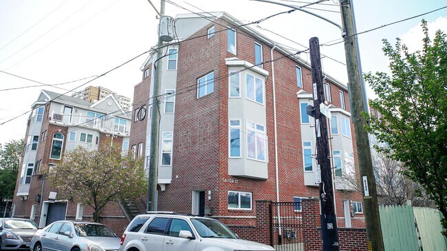 Building Photo - 317 Montrose St