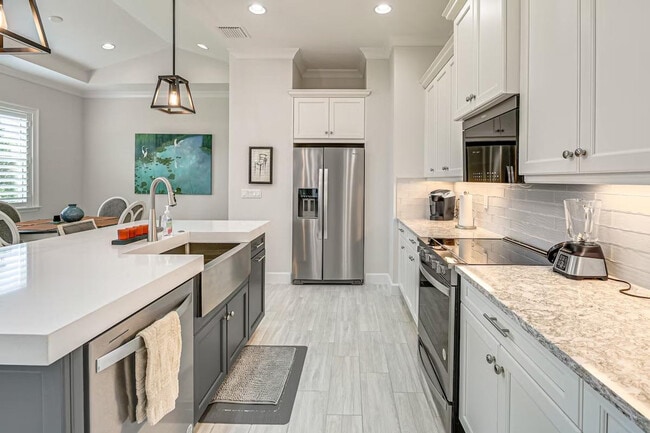 Building Photo - 6983 Saona CT