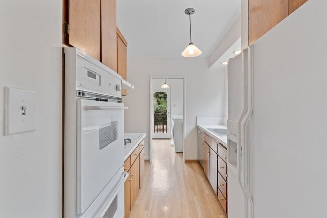 Building Photo - Upper Dimond/Lincoln Highlands Wonderful Craftsman Home!