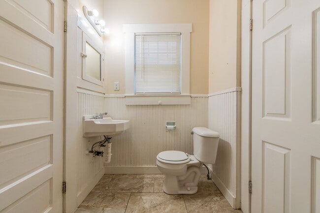 Building Photo - QUAINT 2/1 HOUSE AVAILABLE IN NOW!