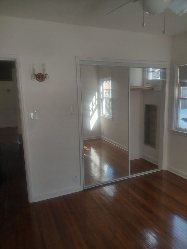 Building Photo - 1010