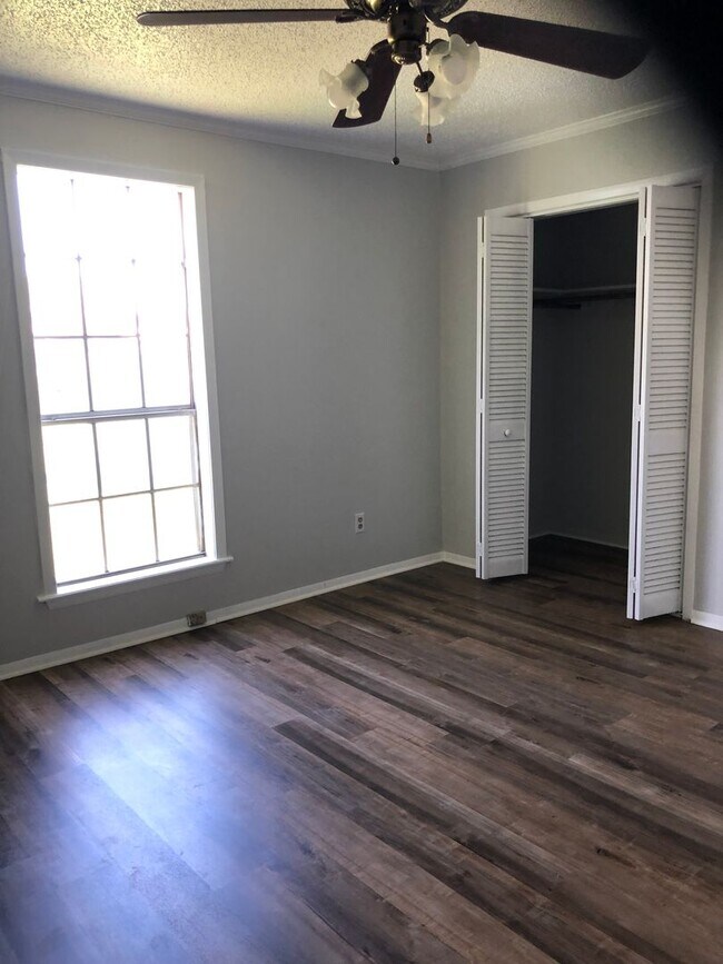 Building Photo - Large Duplex in a quiet cul-d-sac close to...