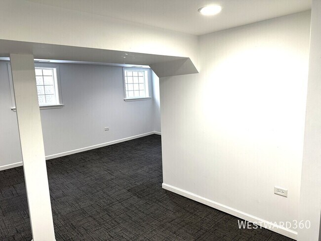 Building Photo - 2102 N Springfield Ave