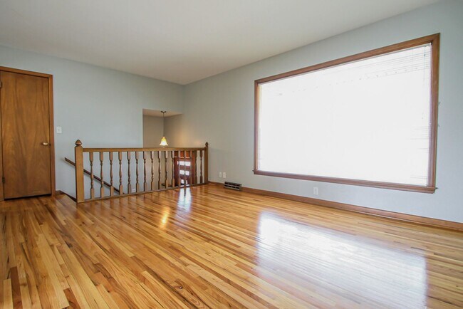 Building Photo - 3 Bedroom / 2.5 Bathroom House Available N...