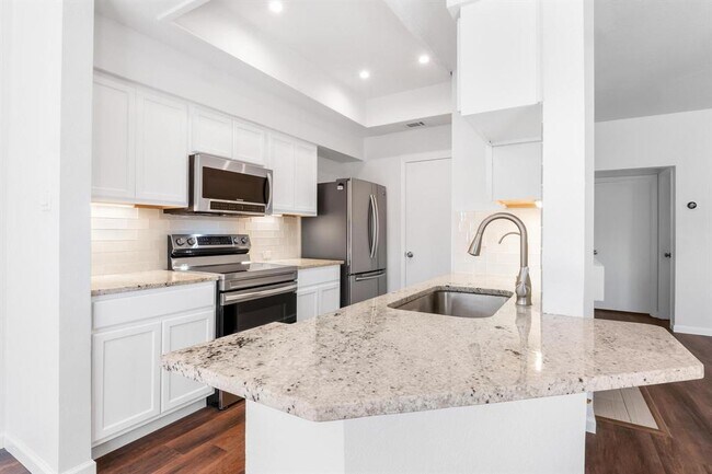 Building Photo - 4711 Spicewood Springs Rd