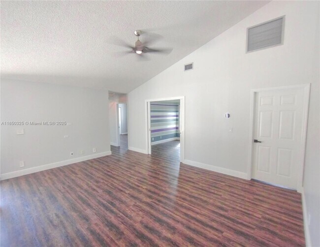 Building Photo - 5780 Sun Pointe Cir