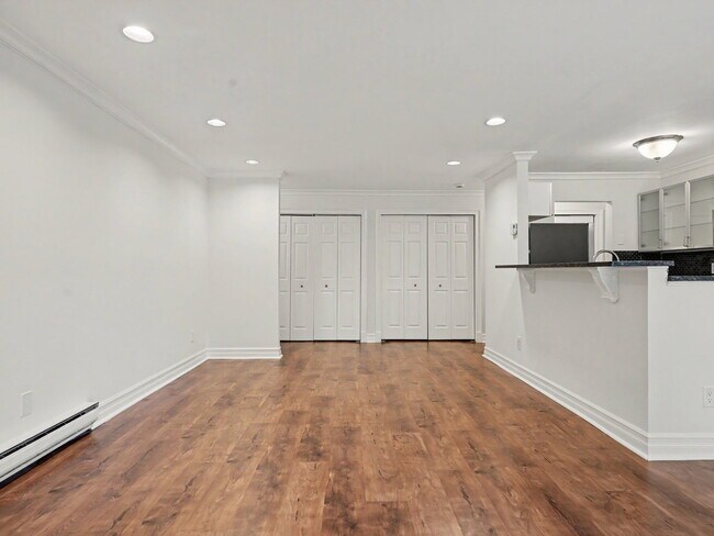 Building Photo - 180 Glenbrook Rd