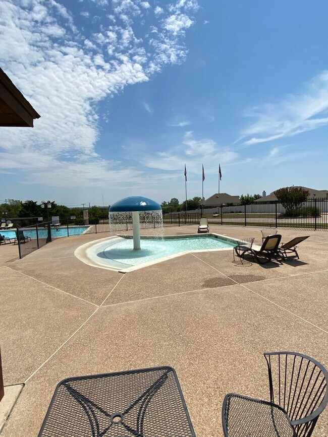 Building Photo - Spacious 2 Story Home in Weatherford Texas
