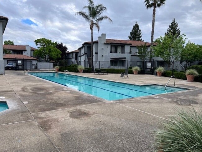 Building Photo - Gated condo with 1 car garage and community pool.