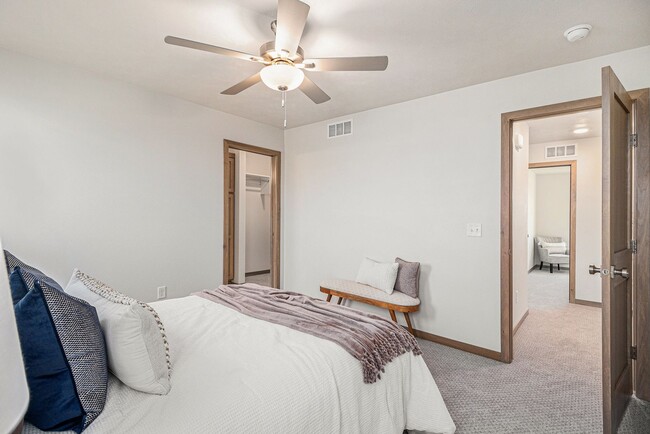 Building Photo - 5702 E Avett Pl