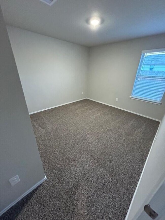 Building Photo - 4 Bedroom House in Rockbridge