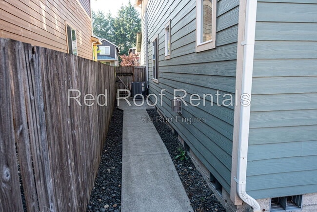 Building Photo - 1441 Farina Lp SE