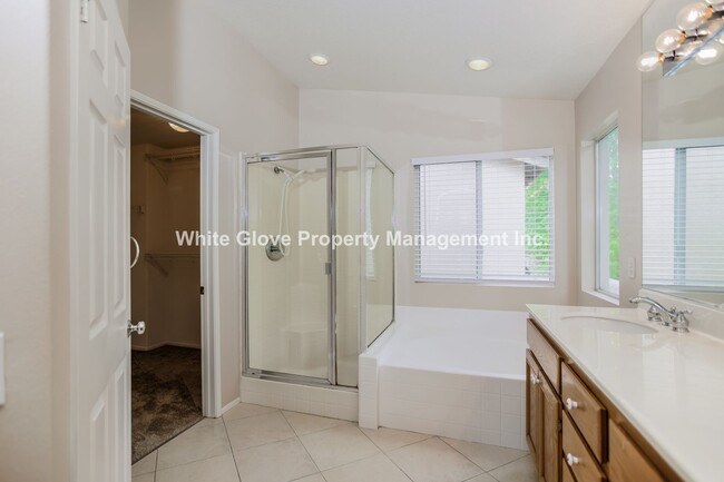 Building Photo - 4 Bedroom in Fullerton's Somerset Gated Co...