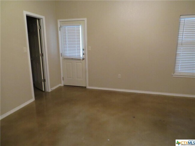 Building Photo - 929 Brown Rock Dr