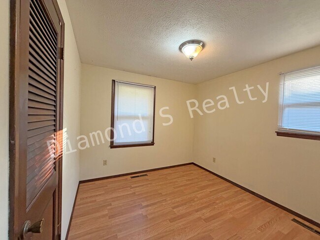 Building Photo - Charming 3 bedroom Home near Hwy 65 and Ch...