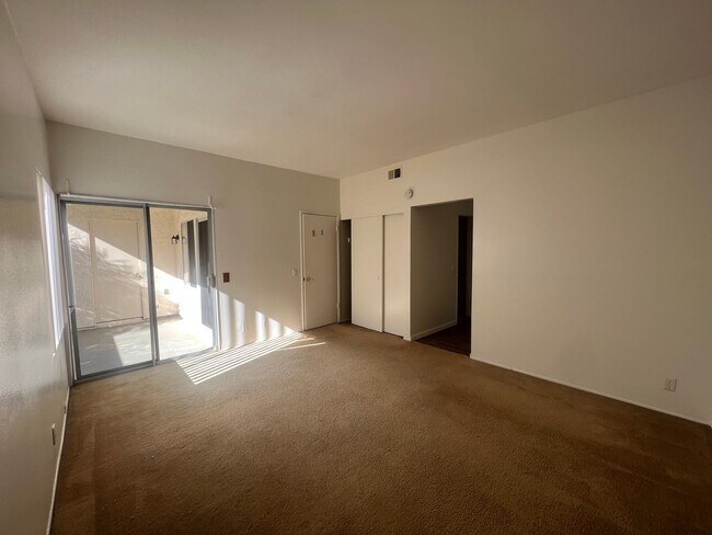 Building Photo - ***$1000 off of 1st months rent*** Condo N...